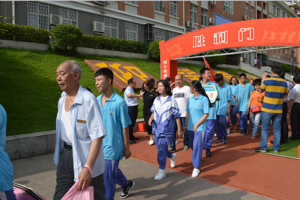 遵义航天中学校服图片