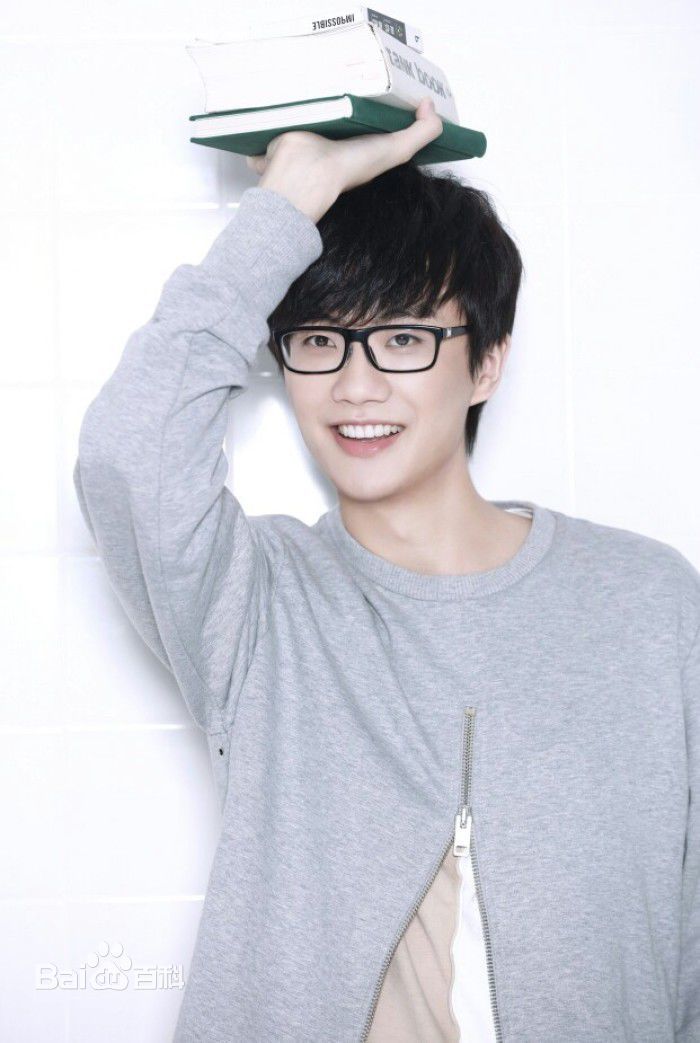 人原创专辑以及近四十首原创单曲，所有歌曲由许嵩创作词曲及音乐制作。